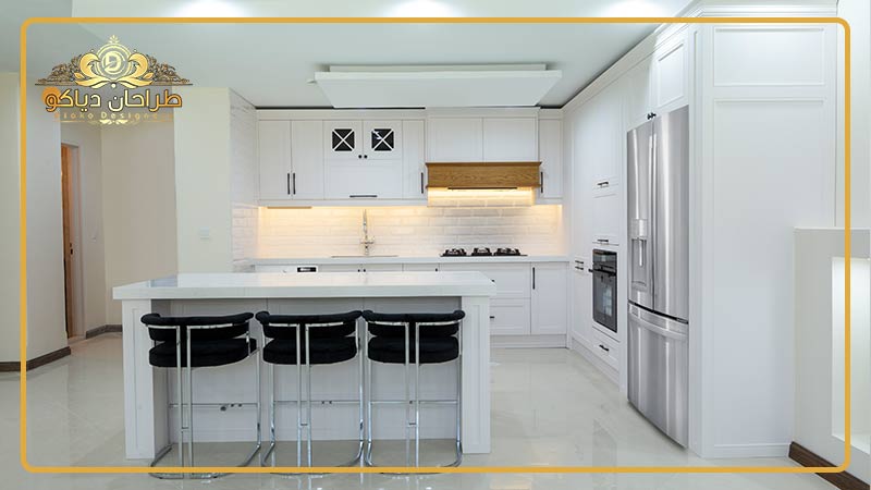 آشپزخانه با کابینت های سبک نئوکلاسیک سفید