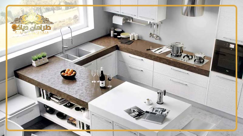 آشپزخانه ای با کابینت های سفید و سبک مدرن از نمای بالا