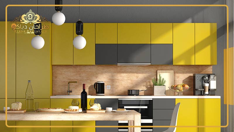 آشپزخانه با کابینت های زرد و طوسی