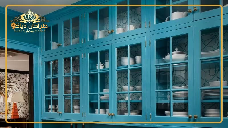 آشپزخانه با کابینت شیشه ای و قاب آبی رنگ