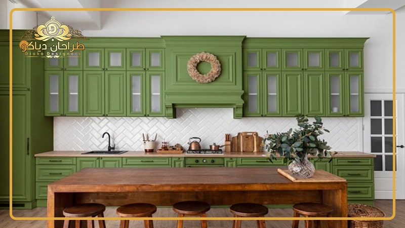 تصویر کابینت سنتی در آشپزخانه با ظاهر ساده و زیبا