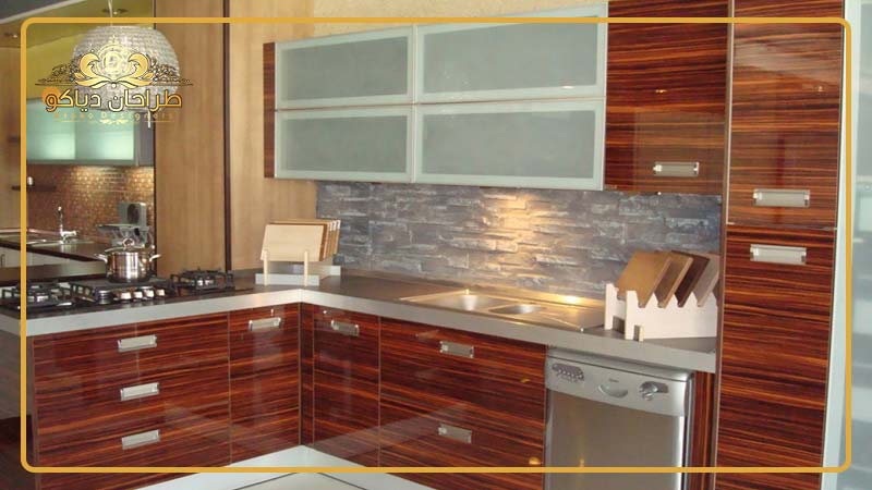 آشپزخانه با کابینت های گلاس طرح چوب