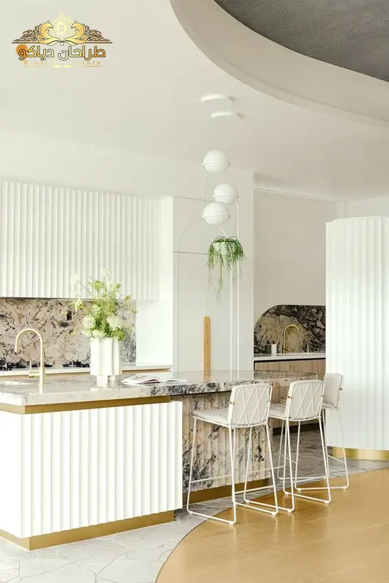 کابینت انزو میله ای در یک آشپزخانه مدرن به همراه جزیره ای با کابینت طرح میله ای و دو صندلی کنار آن