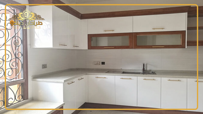 نمای آشپزخانه ای با کابینت های پیش ساخته و سفید رنگ.