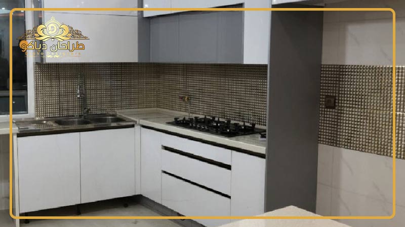 کابینت های گلاس سفید با چند درب طوسی