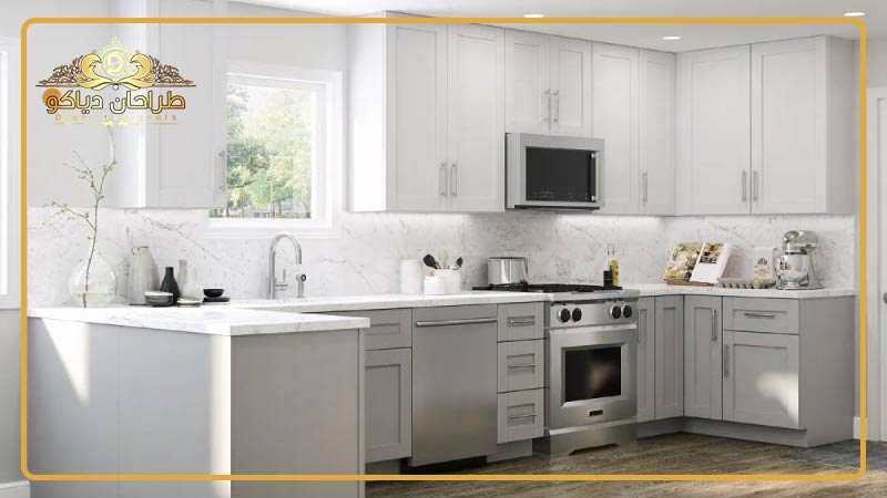 کابینت های گلاس سفید طوسی در یک آشپزخانه مدرن