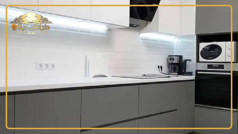 کابینت های گلاس سفید طوسی مات در یک آشپزخانه