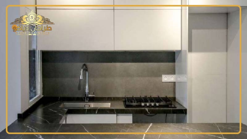 کابینت های گلاس سفید و سنگ سفید مشکی رگه دار