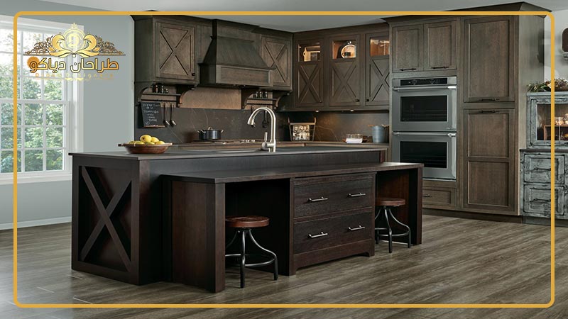 نمای یک آشپزخانه با کابینت های چوبی به رنگ تیره.