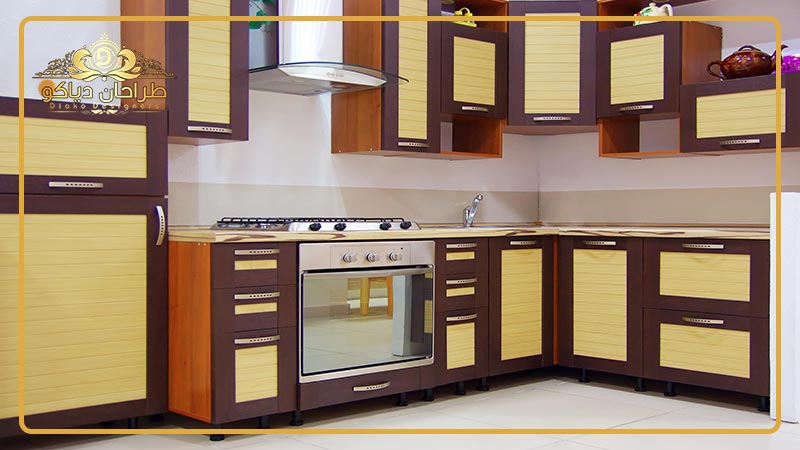 نمای آشپزخانه با کابینت های چوبی.