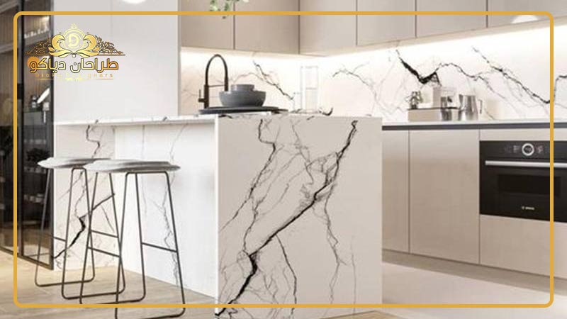 آشپزخانه با کابینت های گلاس اکرلیک سفید طرح سنگ مرمر