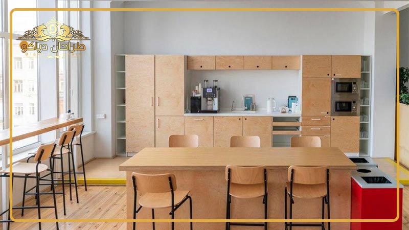 کابینت های نسکافه ای روشن در آشپزخانه با صندلی های همرنگ