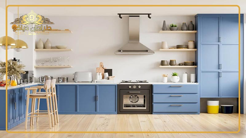 آشپزخانه ای با کابینت های آبی رنگ.