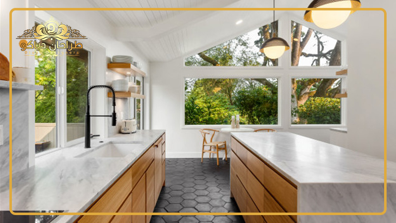 آشپزخانه ای با کابینت کامل با نمای بیرونی فضای سبز