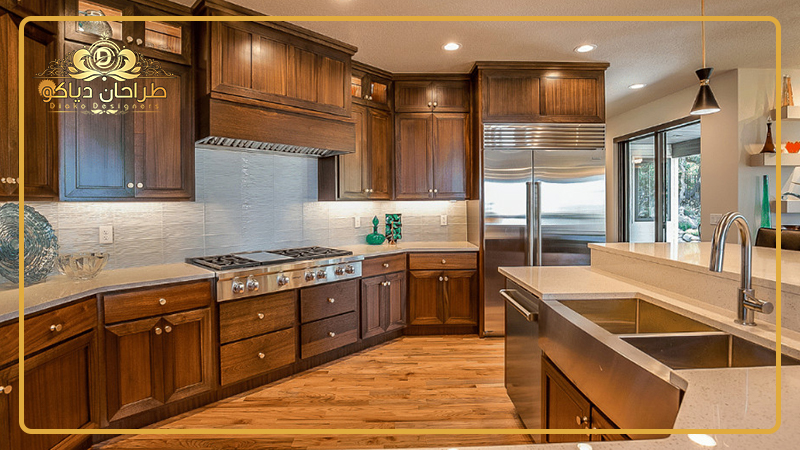 کابینت های چوبی و قهوه ای شکل در آشپزخانه بزرگ
