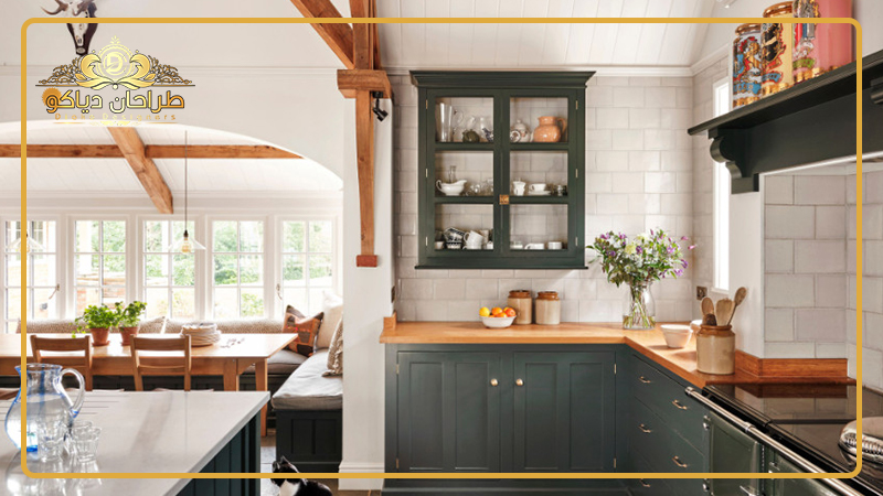 خانه ای با آشپزخانه و کابینت های حجمی سبز