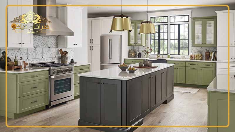 کابینت دو رنگه کلاسیک در آشپزخانه ای