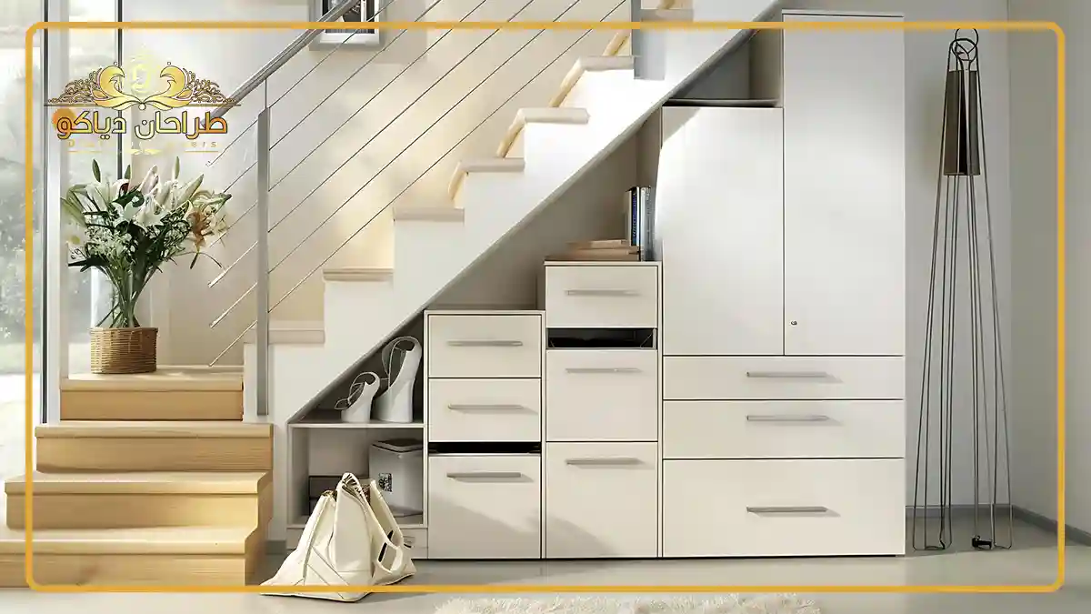 کابینت پله ای به صورت کابینت پلکانی به رنگ سفید و زیر پله خانه