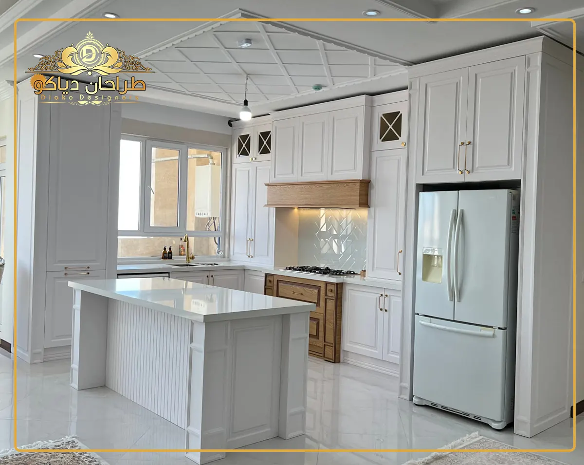 کابینت نئوکلاسیک سفید به همراه جزیره و نمای هود چوبی
