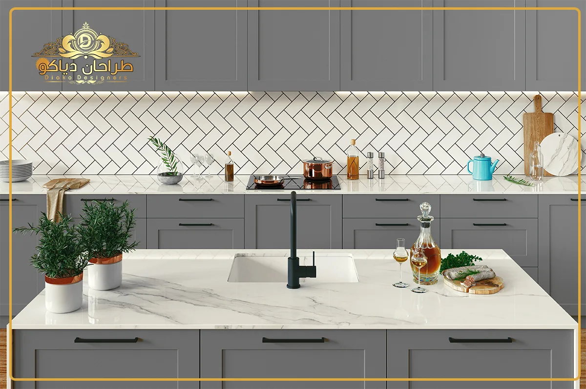 آشپزخانه ای زیبا با کابینت ها طرح نئوکلاسیک و جزیره کابینت نئولاسیک که سینک بر روی آن قرار دارد