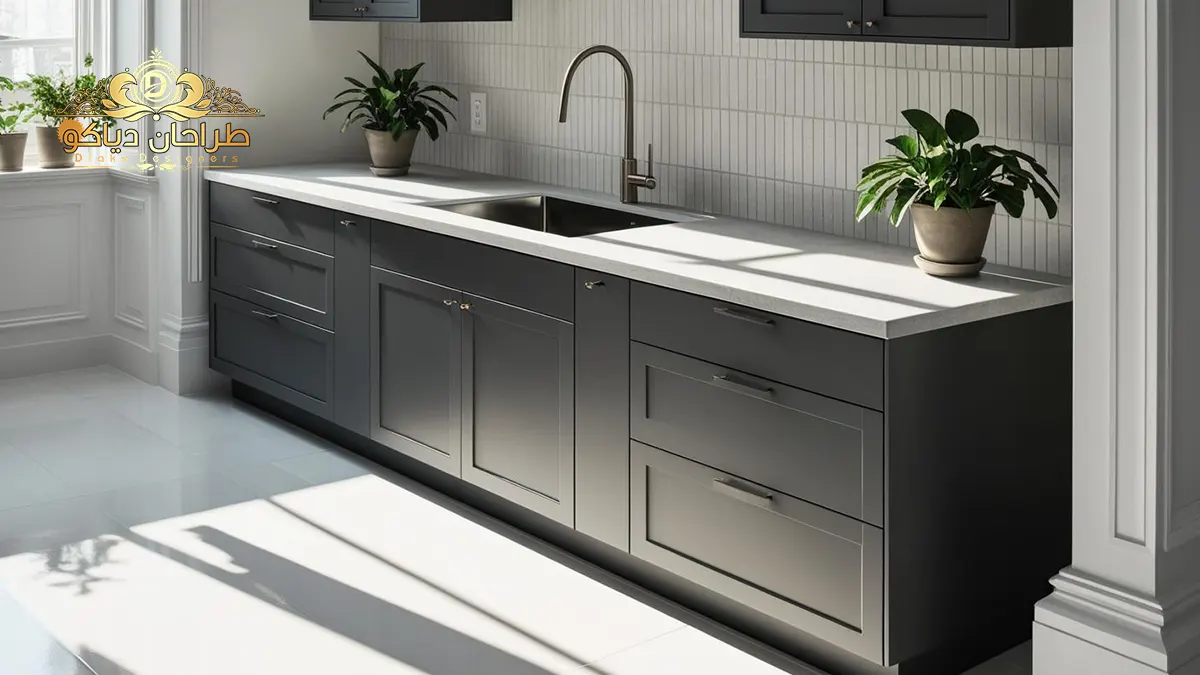 کابینت نئوکلاسک در یک آشپزخانه با نور طبیعی به همراه دو گلدان بر روی آن